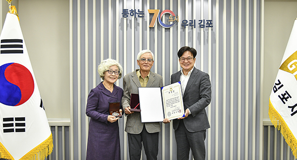 김병수 김포시장, 2024년 6.25 참전용사 유족에게 화랑무공훈장 전수