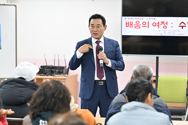 백영현 포천시장, ‘함께 여는 새날’ 장애인 야간학교 현장학습 격려