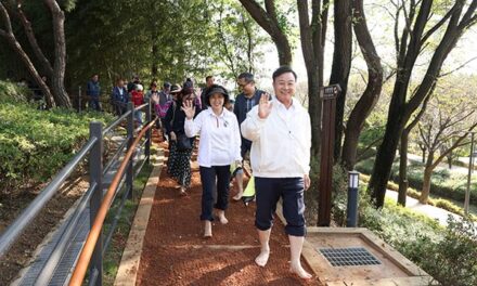 의왕시, ‘왕송호수공원 맨발걷기길’ 개장