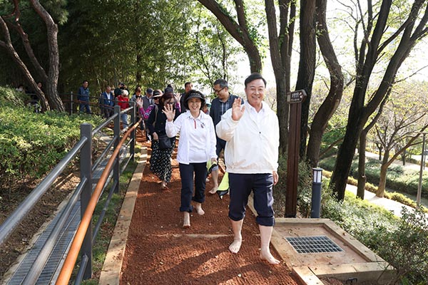 의왕시, ‘왕송호수공원 맨발걷기길’ 개장