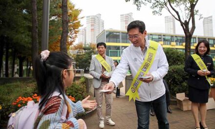 이상일 용인특례시장, 신봉초 통학로 살피고 교통안전 캠페인 동참