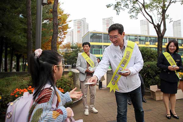 이상일 용인특례시장, 신봉초 통학로 살피고 교통안전 캠페인 동참