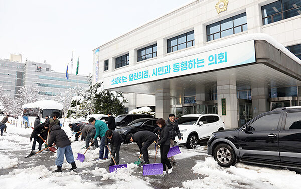 안양시의회, 폭설 대응 시의원 및 직원들 제설작업 나서