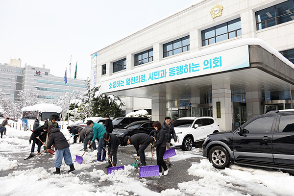 안양시의회, 폭설 대응 시의원 및 직원들 제설작업 나서