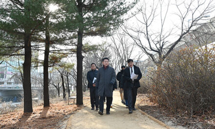 김동근 의정부시장, 부용천 녹지대 오솔길 조성 현장점검