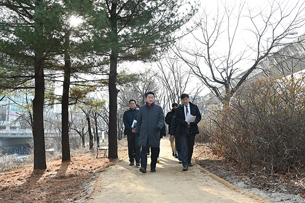 김동근 의정부시장, 부용천 녹지대 오솔길 조성 현장점검