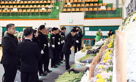 화성특례시의회, 무안공항 분향소 조문해 유가족 위로 “참담한 심정”