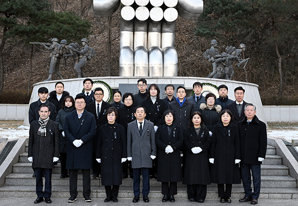 의정부시의회, 현충탑 참배로 새해 첫 의정활동