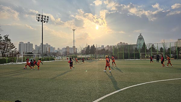 화성특례시의회, 문화복지위원장 김종복 화성시축구협회 U-12 축구팀 동계전지훈련 격려 방문