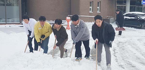 평택시의회, 의원과 직원이 함께하는 제설 작업