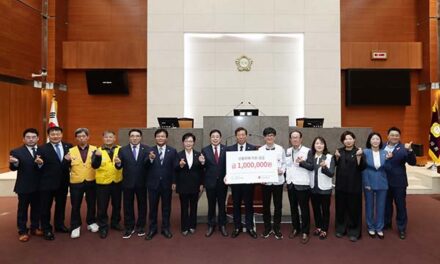 서울 금천구의회, 산불피해 지원 성금 전달