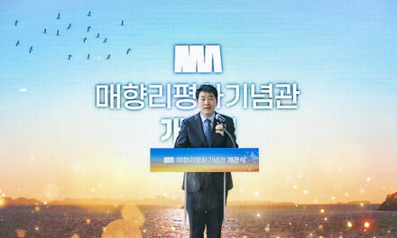 화성특례시의회, 매향리 평화의 상징을 함께 밝히다