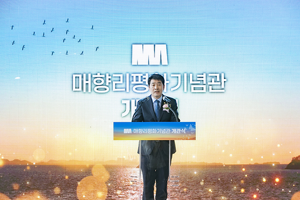 화성특례시의회, 매향리 평화의 상징을 함께 밝히다