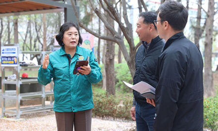 오인열 시흥시의회 의장, 정왕동 녹지 내 맨발길 조성 현장 점검
