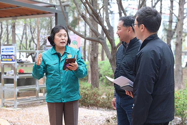 오인열 시흥시의회 의장, 정왕동 녹지 내 맨발길 조성 현장 점검