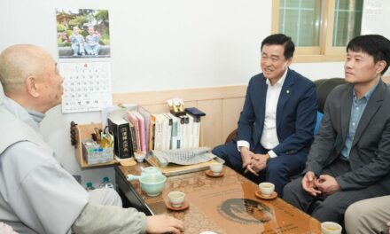 손영준 노원구의장, 부처님 오신날 맞아 정암사 경담스님 예방