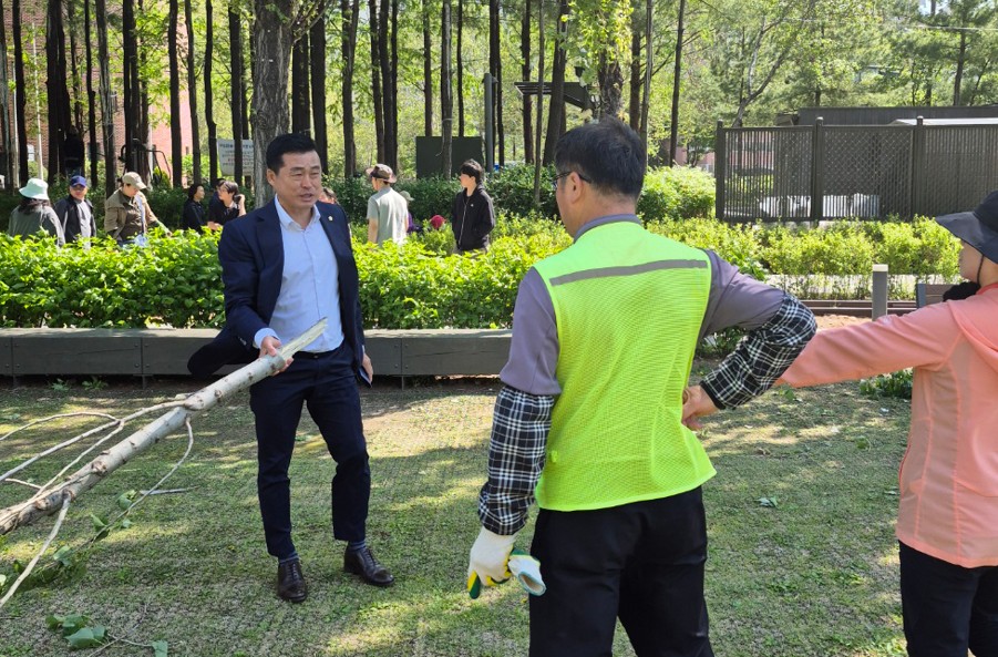 손영준 노원구의장, 연휴 기간 돌풍에 부러진 나뭇가지 민원 받고 직접 현장 대응