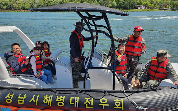 신상진 성남시장, 어린이날 해병대 고무보트 체험행사 참여