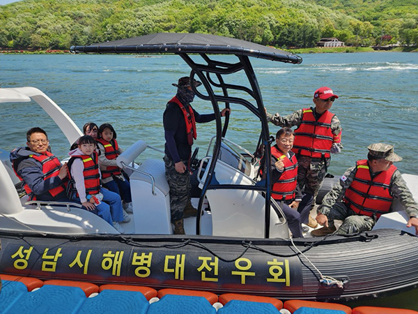 신상진 성남시장, 어린이날 해병대 고무보트 체험행사 참여