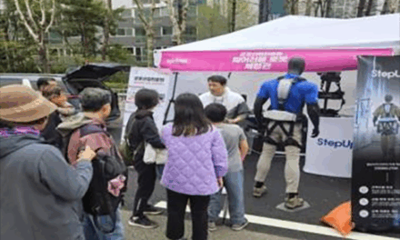 군포시, 군포산업진흥원 2025년 군포철쭉축제 웨어러블 로봇 체험관 운영