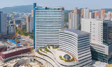 김동연 경기도지사, 5·18 기념일 앞두고 16일 광주광역시 찾아 민주묘지 참배