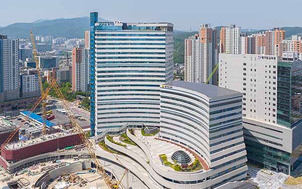 김동연 경기도지사, 5·18 기념일 앞두고 16일 광주광역시 찾아 민주묘지 참배