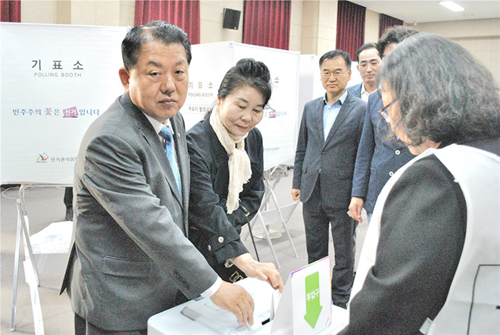 김병주 국회의원,  “투표해야 내란을 끝낼 수 있습니다.” 배우자와 함께 사전투표 완료