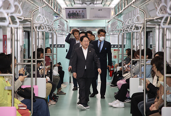 주광덕 남양주시장, 마석-상봉 셔틀 열차 첫 운행일 현장 점검