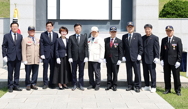 성남시의회, 태평동 현충탑 위령제 참석