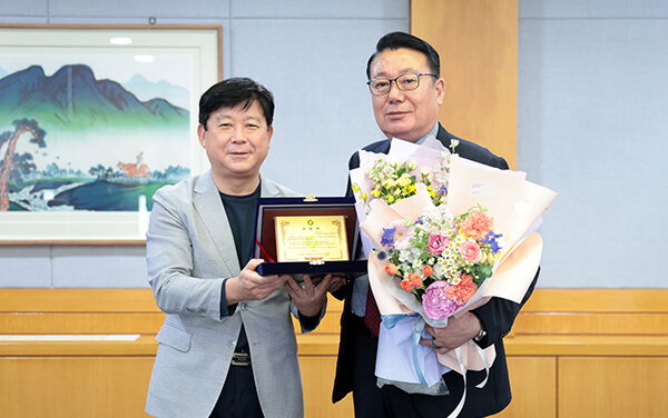 시흥시의회, 이봉관 자치행정위원장 경기과학기술대학교 감사패 수여