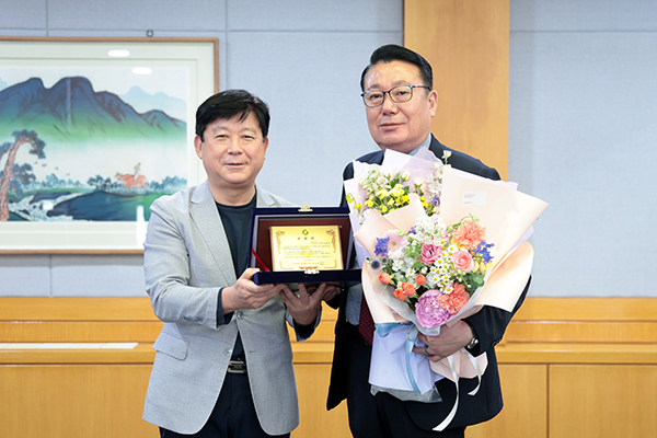 시흥시의회, 이봉관 자치행정위원장 경기과학기술대학교 감사패 수여