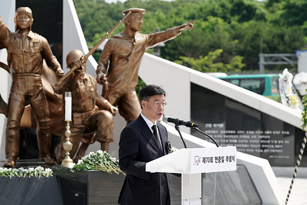 신상진 성남시장, 새로 이전된 현충탑에서 열린 첫 추념식 참석