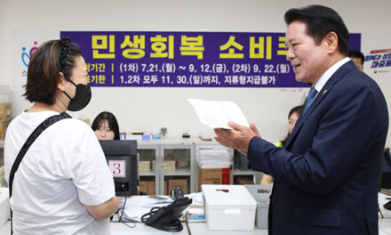 최대호 안양시장, 소비쿠폰 신청 현장 점검 폭염 속 시민 불편 살펴