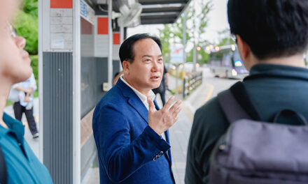 이권재 오산시장, 서울역행 버스서 시민과 소통