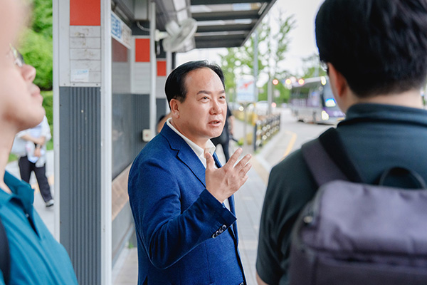 이권재 오산시장, 서울역행 버스서 시민과 소통