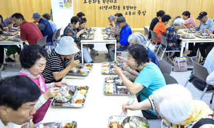 정명근 화성특례시장, 초복 맞이 노인복지관 경로식당 배식봉사로 어르신 건강 기원