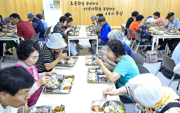 정명근 화성특례시장, 초복 맞이 노인복지관 경로식당 배식봉사로 어르신 건강 기원