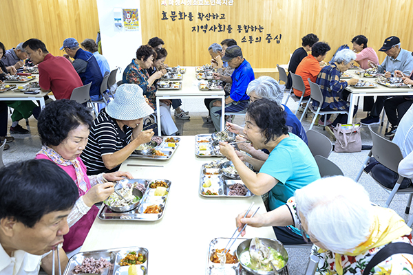 정명근 화성특례시장, 초복 맞이 노인복지관 경로식당 배식봉사로 어르신 건강 기원