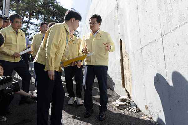 김동연 경기도지사, 수원 옹벽 붕괴 우려 주택 현장 찾아