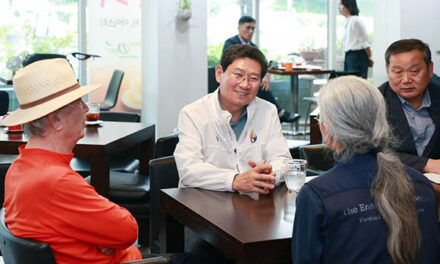 이상일 용인특례시장, 한택식물원 방문해 온실 등 시설 살펴보고 원장 등과 환담