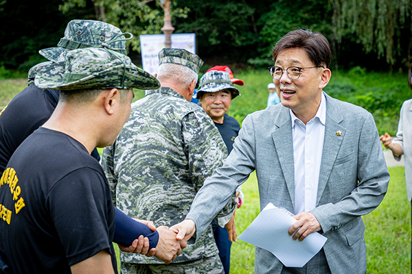 성남시의회, 해병대전우회 율동공원 수중 및 주변 정화활동