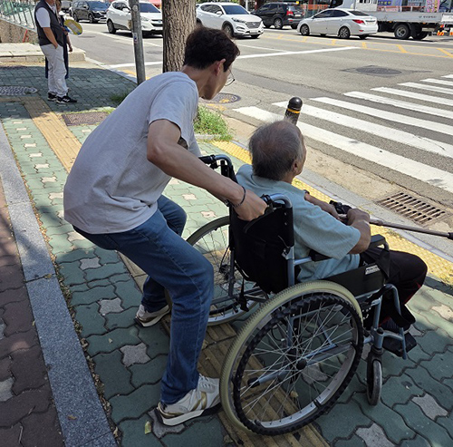 군포시, 군포1동 복지과 공무원 폭염 속 어르신 도운 훈훈한 선행