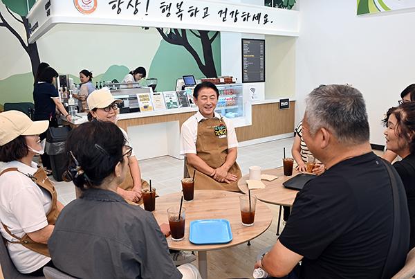 의정부시, 어르신이 직접 내리는 커피‘카페아르츠 2호점’ 현장 방문