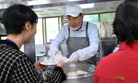 박형덕 동두천시장, 동두천요양원에서 ‘따뜻한 사랑나눔 배식 봉사’ 진행