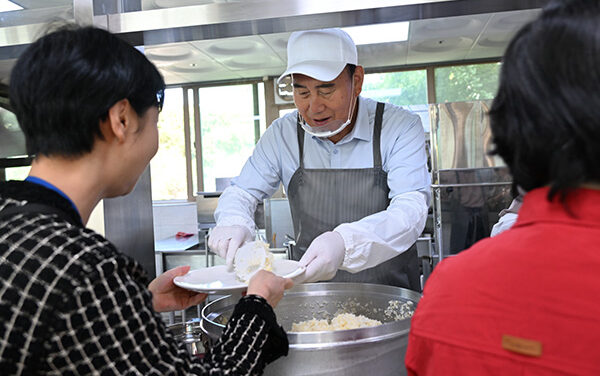 박형덕 동두천시장, 동두천요양원에서 ‘따뜻한 사랑나눔 배식 봉사’ 진행