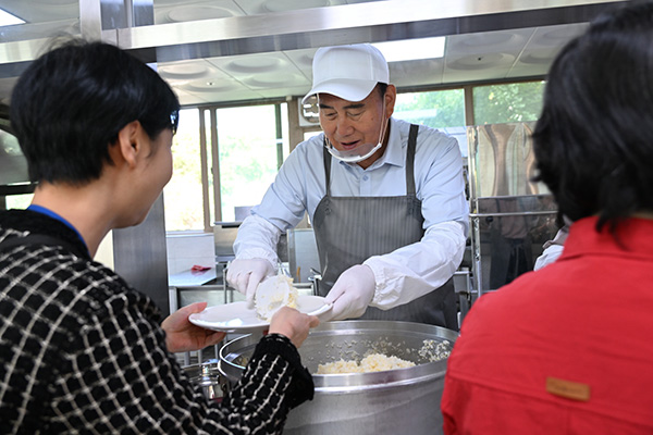 박형덕 동두천시장, 동두천요양원에서 ‘따뜻한 사랑나눔 배식 봉사’ 진행