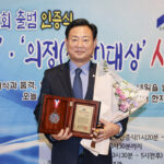 구리시의회, 신동화 의장‘글로벌혁신리더 & 의정(칭찬)대상’ 지방자치대상(축구꿈나무 지원 부문) 수상