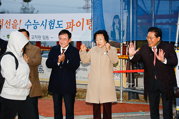 김경희 이천시장, 대학수학능력시험 시험장 방문해 수험생 격려