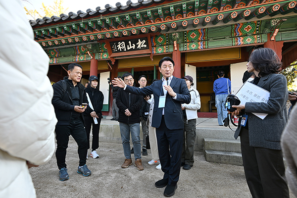 의정부시, 지역 매력 알리는 ‘의정부 팸투어’시장이 1일 가이드 참여 눈길