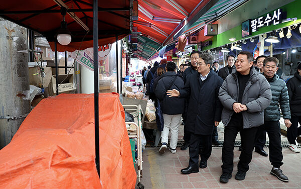 김동연 경기도지사, 부천 제일시장 다시 찾아 피해수습 점검하고 상인들 위로
